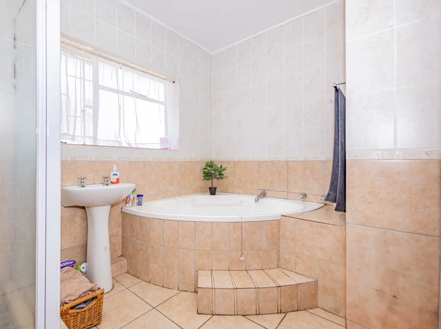 4 Bedroom Property for Sale in Kenridge Western Cape